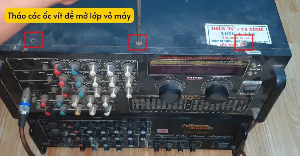 Bạn tháo các ốc vít để mở lớp vỏ máy