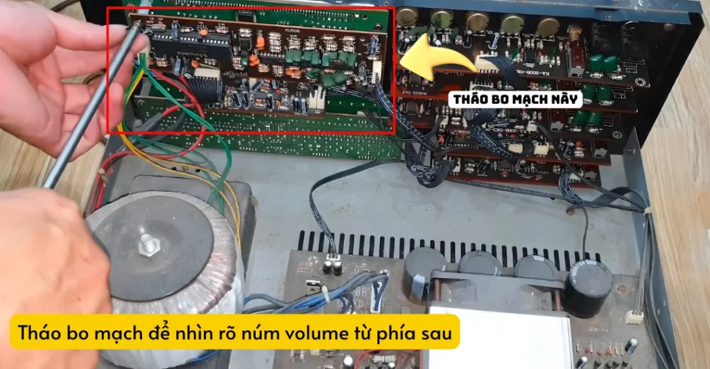 Tháo bo mạch để nhìn rõ núm volume từ phía sau