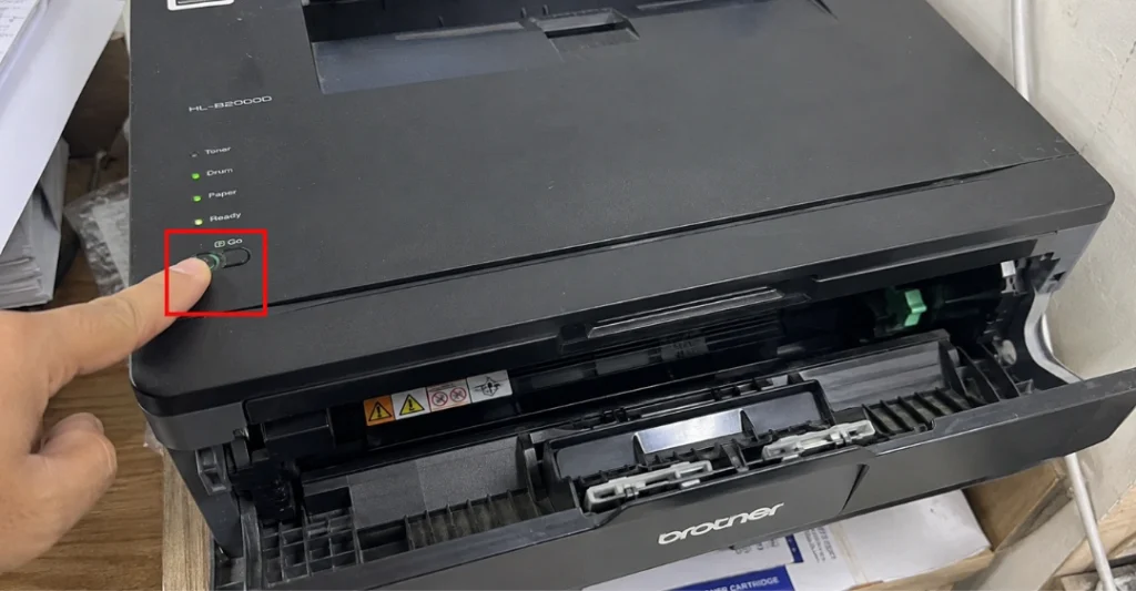 Nhấn nút Go mở nắp trước để reset mực máy in Brother HL-B2000D