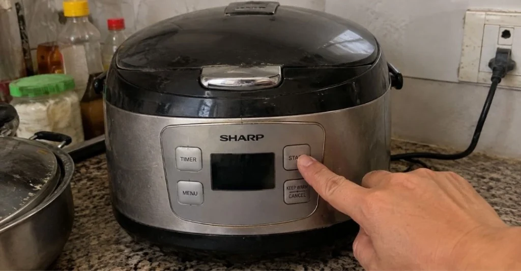 Người dùng cắm điện nhưng đèn báo tại vị trí chữ Warm hoặc Cook không sáng