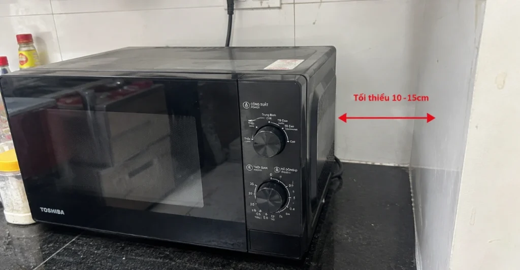 Người dùng cần đặt lò cách tường tối thiểu từ 10 đến 15cm