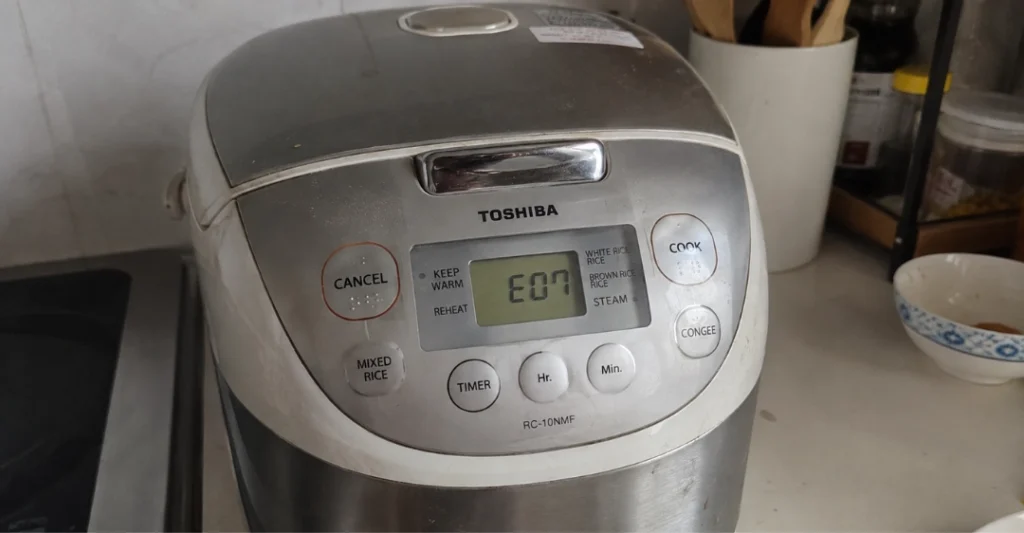 Nồi cơm điện Toshiba báo lỗi E7