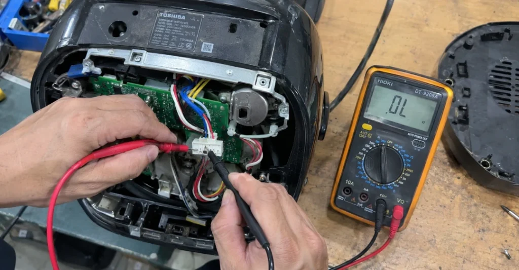 Dùng đồng hồ vạn năng VOM đo điện trở cảm biến nồi cơm Toshiba