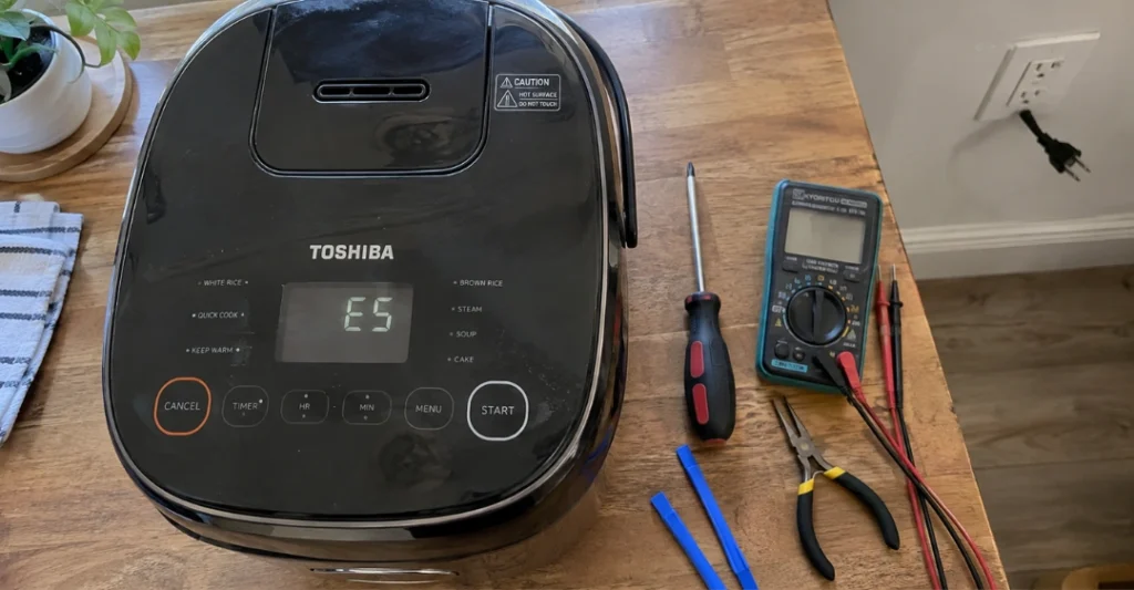 Chuẩn bị tuốc nơ vít đồng hồ VOM và rút nguồn điện nồi cơm điện Toshiba
