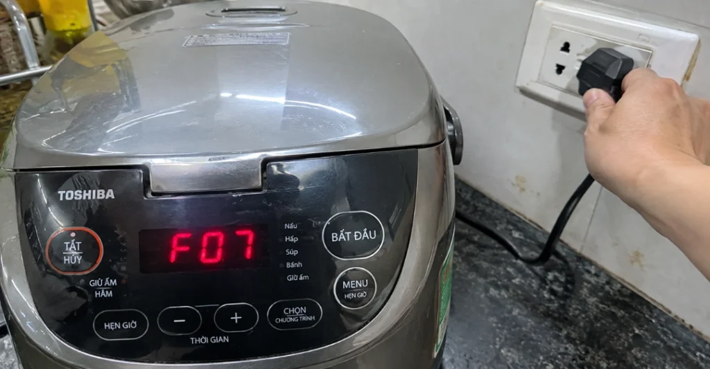 Rút phích cắm nồi cơm Toshiba hiển thị lỗi F07 để kiểm tra nguồn điện
