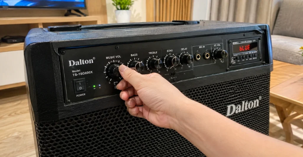 Bảng điều khiển loa kéo Dalton với các nút chỉnh nhạc và micro