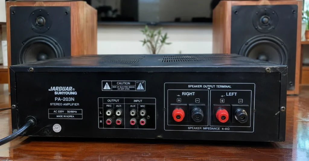 Mặt sau amply Jarguar 203N và 4 loa karaoke chuẩn bị đấu nối