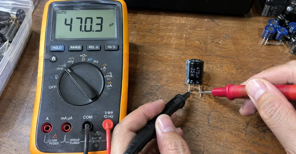 Thao tác đo trực tiếp điện dung của tụ điện bằng đồng hồ vạn năng số