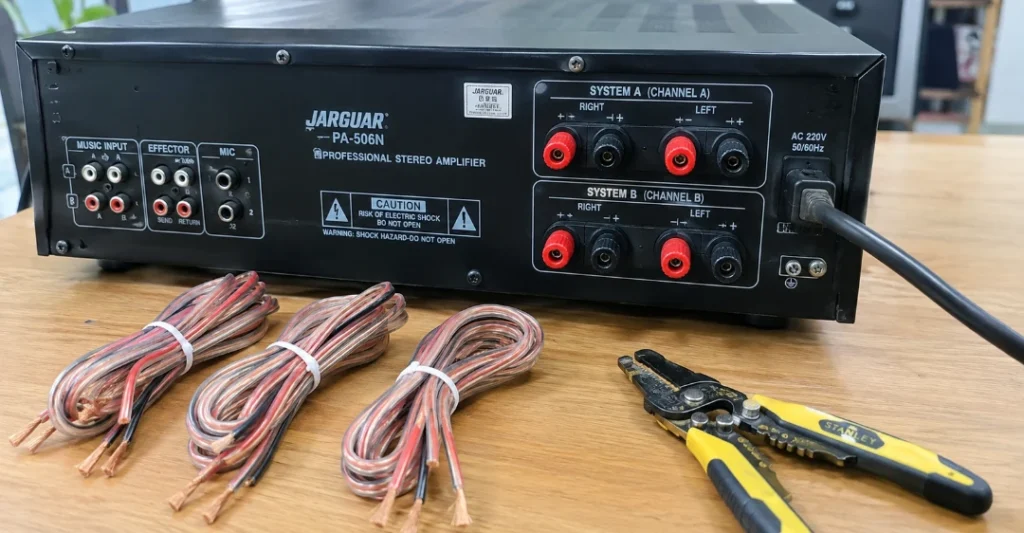 Mặt sau amply Jarguar 506N với các cổng loa và dây dẫn sẵn sàng đấu nối