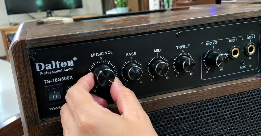 Các núm Bass, Mid, Treble trên loa kéo Dalton được chỉnh về hướng 12 giờ