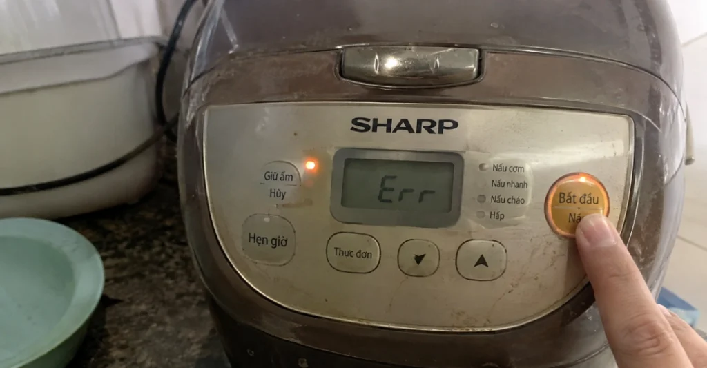 Nồi cơm điện Sharp báo lỗi Err